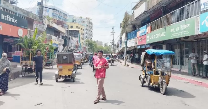 মুন্সীগঞ্জে ট্রাফিক নিয়ন্ত্রণে শিক্ষার্থীরা!