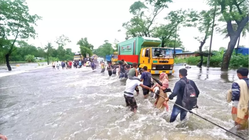 নজিরবিহীন বন্যায় ১২ জেলা বিপর্যস্ত, ৮ জনের মৃত্যু