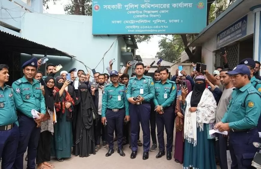 হারিয়ে যাওয়া ৫৩টি মোবাইল প্রকৃত মালিককে বুঝিয়ে দিলো ডিএমপি